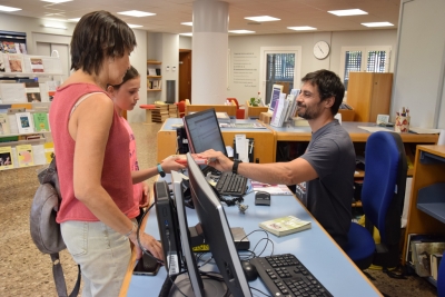 Servei de préstec de llibres a la Biblioteca.