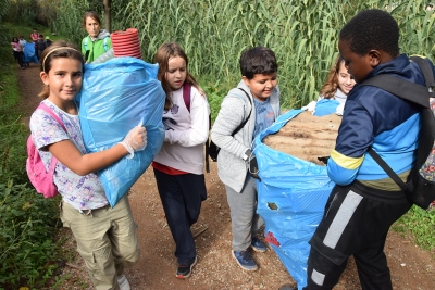 Un moment de la recollida de residus amb alumnat de l'Escola Can Parera.