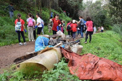 Un moment de la recollida de residus amb alumnat de l'Escola Can Parera.