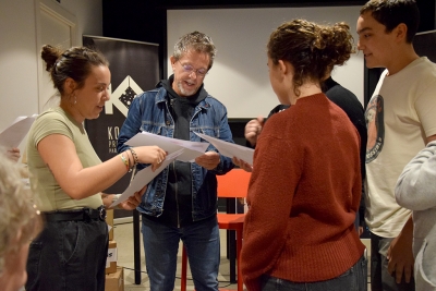 La regidora de Joventut, Evelyn de la Rosa, i l'alcalde, José A. Montero, fent entrega dels diplomes.