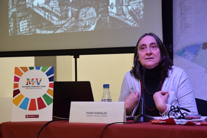 L’arquitecta, urbanista i activista Itziar González en un moment de la xerrada.