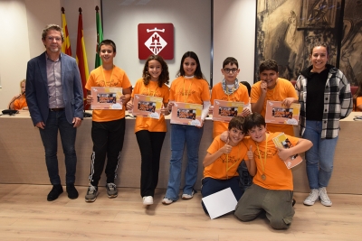 La regidora d’Infància, Evelyn de la Rosa, i l’alcalde i regidor d’Educació, José A. Montero, amb els membres que enguany deixen el consell.