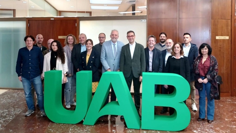 Foto de família de les entitats i administracions participants en la signatura del conveni. (Imatge UAB)