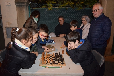 Famílies jugant a jocs de taula.