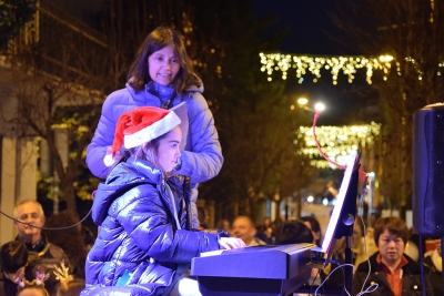 Actuació d'una alumna de piano de l'Escola Municipal de Música.