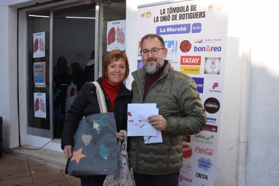 Algunes de les persones que han participat en la tómbola.