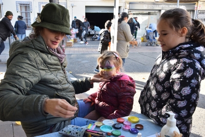 Taller de pintacares al carrer Major.