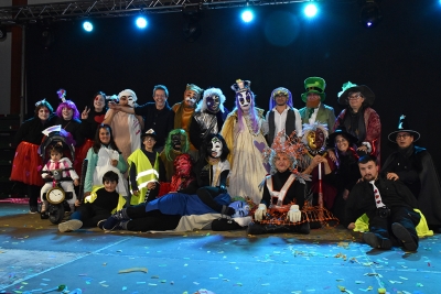 Membres de la comparsa de la Reina Carnestoltes amb l'alcalde, José A. Montero; la regidora de Cultura i Festes, Mercè Jiménez; i membres del jurat.