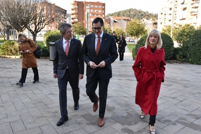 L'alcalde, José A. Montero, el president de la Generalitat, Salvador Illa, i la delegada del Govern, Pilar Díaz, entren a l'Ajuntament.