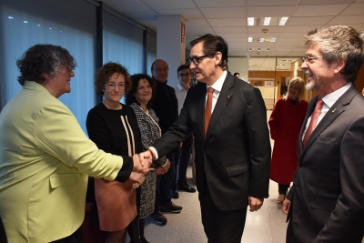 El president saluda alguns/es dels/les professionals de l'Ajuntament i representants municipals.