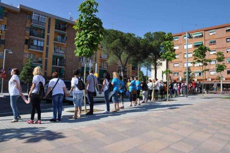 Sortida de la cadena humana des de la plaça del Poble