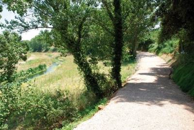 Camí a la llera del riu Mogent