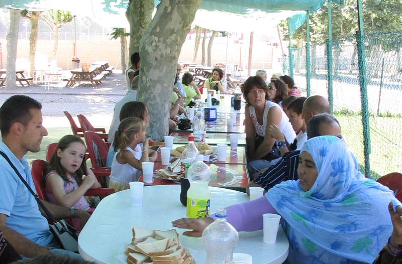 Recepció a les piscines municipals en una edició anterior de les colònies