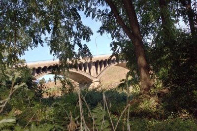 Vista del pont sobre el riu Besòs des de la llera del riu