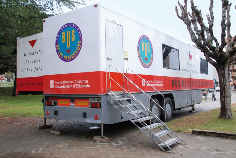 El Bus de les Professions als jardins de l'Ajuntament