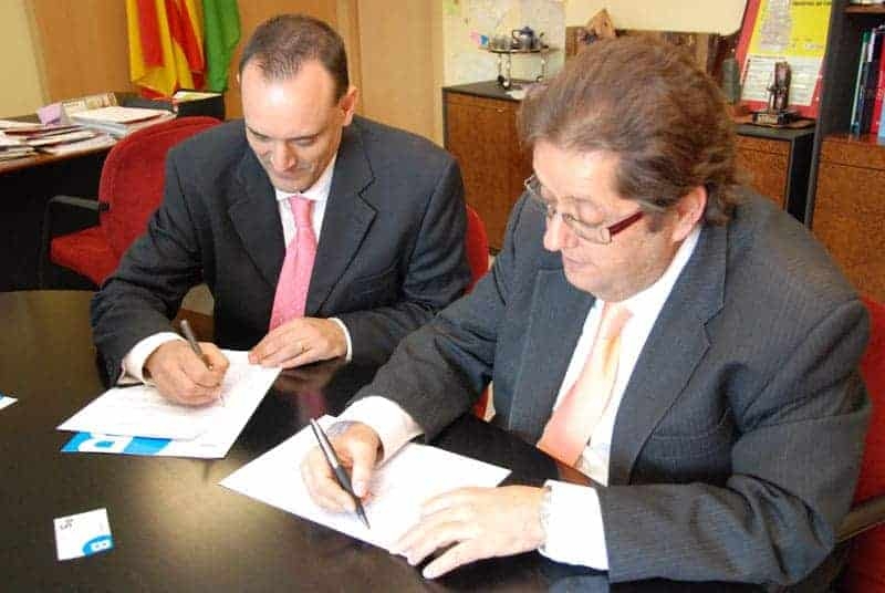 Moment de la signatura del conveni. L'alcalde Daniel Cortés i Antonio Jurado, director de la Zona Vallès Central de Banco Sabadell