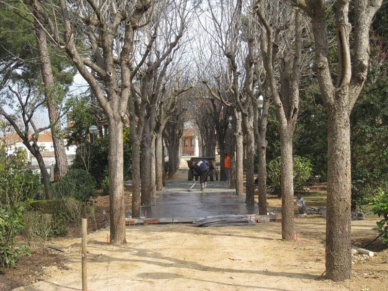 Obres de pavimentació d'un camí al parc