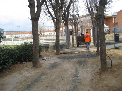 Accés a l'escola Can Parera des del parc dels Castanyers