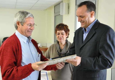 L'alcalde, Daniel Cortés, va fer lliurament dels diplomes als assistents al taller de memòria