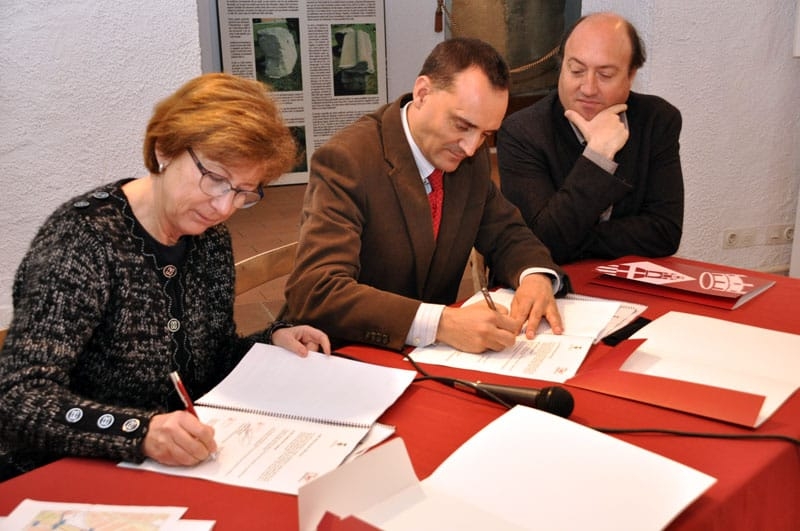 D'esquerra a dreta, la directora de l'ICAC, Isabel Rodàs, l'alcalde, Daniel Cortés, i el director de la planta d'Henkel Ibèrica a Montornès, Jordi Juncà