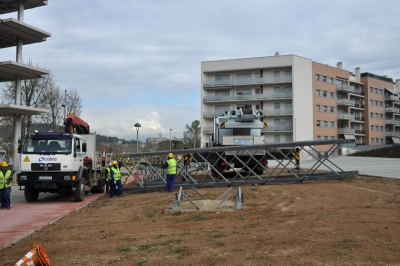 Treballs de desmuntatge de la torre situada entre els carrers de la Pau i de Montseny