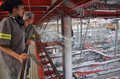 Dues de les persones participants a la formació i contractades per Cobega a la factoria de l'empresa