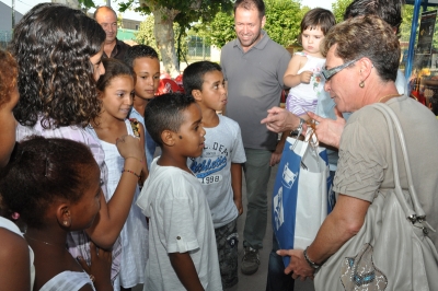 Els infants han rebut com a obsequi  un lot amb material escolar