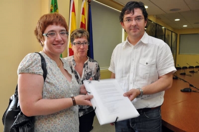 Montse García, presidenta de l'Associació de Veïns del Centre de Montornès, la regidora de Benestar Social, Maria José Figuera, i l'alcalde, José A. Montero