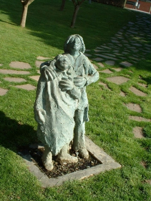 L'escultura, ubicada als Jardins de l'Ajuntament, va arribar al municipi l'any 1979 en el marc de l'exposició "Paisatge urbà" d'Antonio Cañete