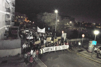 La manifestació arribant al CAP de Montornès