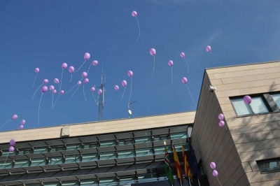 Després de la lectura del manifest s'ha fet un minut de silenci i s'han deixat anar globus amb els noms de les darreres víctimes de la violència envers les dones