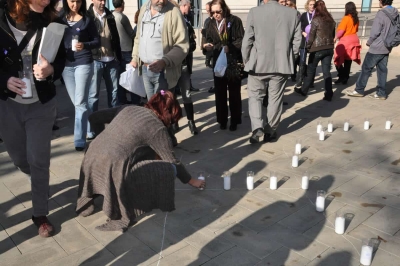 Amb les espelmes s'ha dibuixat a terra el símbol del gènere femení 