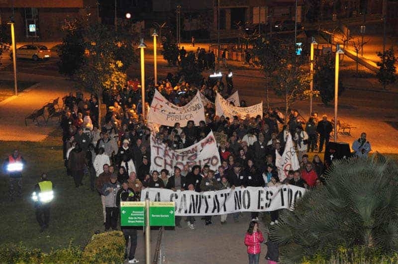 Arribada de la manifestació a la porta principal de l'Ajuntament de Montornès