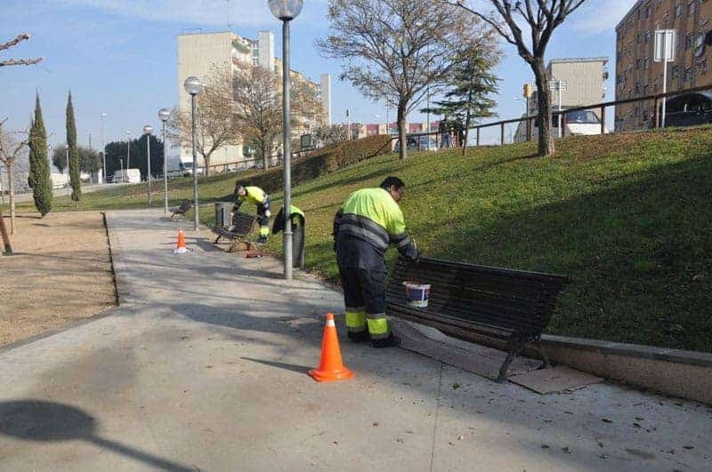 Manteniment del mobiliari urbà a la plaça de l'Església