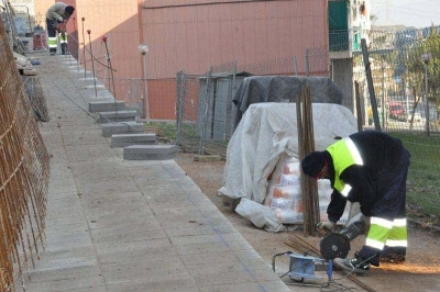 Construcció d'una rampa a la plaça de Primer de Maig