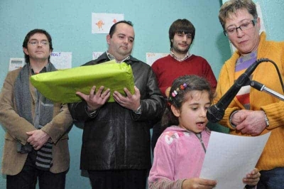 Salma Alouiya va rebre el premi corresponent a la categoria de 1r i 2n de primària