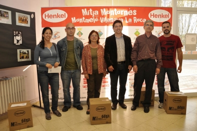 Els guanyadors amb les autoritats municipals assistents a l'acte. (Foto cedida pel CA Montornès)