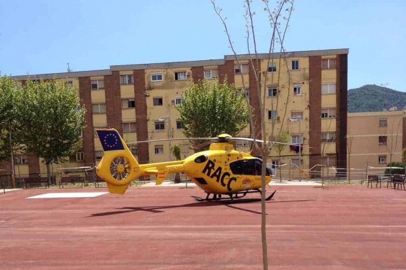 L'helicòpter medicalitzat ha aterrat a la plaça del Poble. Foto cedida per J. Ayala