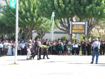 Ofrena floral de les formacions representades a l'Ajuntament de Montornès (2011). Foto cedida per l'Associació de Voluntaris de Protecció Civil de Montornès