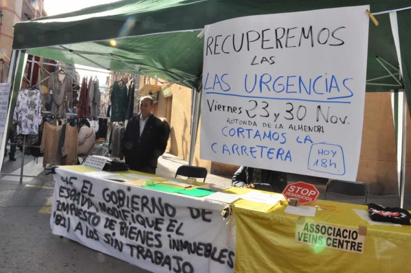 Taula informativa de la coordinadora al mercat setmanal de Montornès Centre