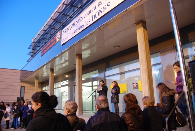 Lectura del manifest a la porta de l'Ajuntament