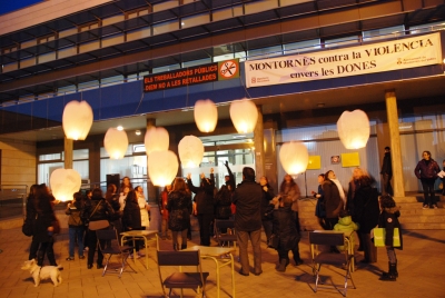 Durant l'acte s'han llançat fanals en memòria de les tretze victimes de la violència masclista