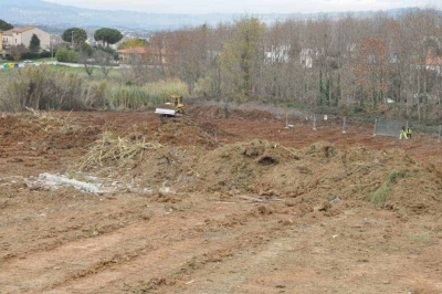 Treballs preliminars per a la canalització i desviament del torrent, situat a tocar de la parcel·la afectada per la construcció