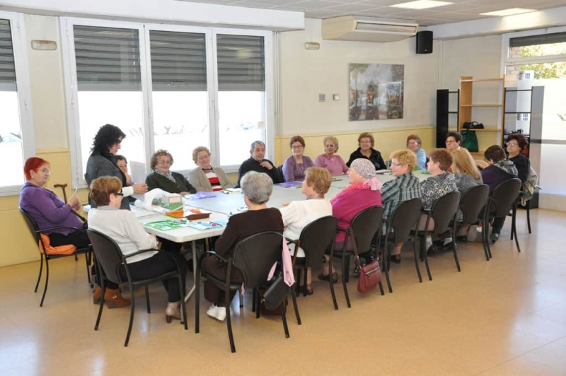 Grup de participants del taller de memòria al Casal de la Gent Gran de Montornès